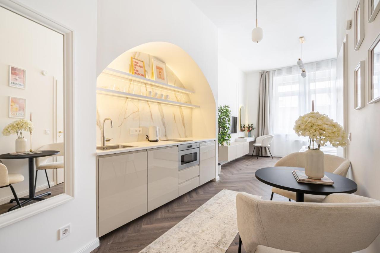 E13 - Grand Boulevard Heritage Suite - Best Location By Bqa Budapest Eksteriør bilde